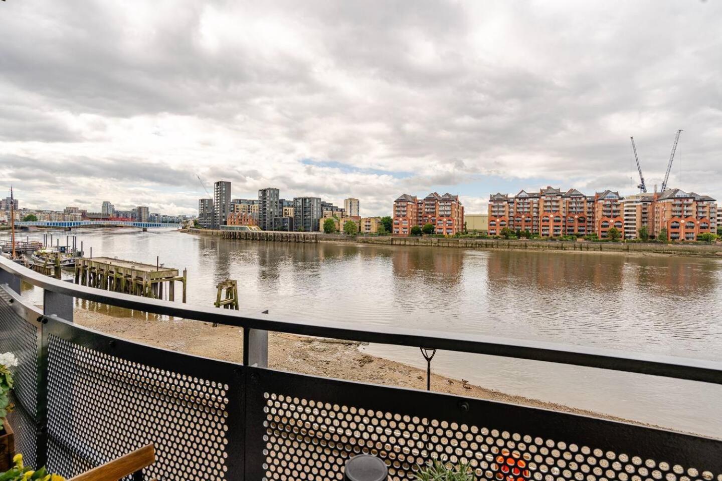 Stunning 2 Bed Riverside Flat Apartment London