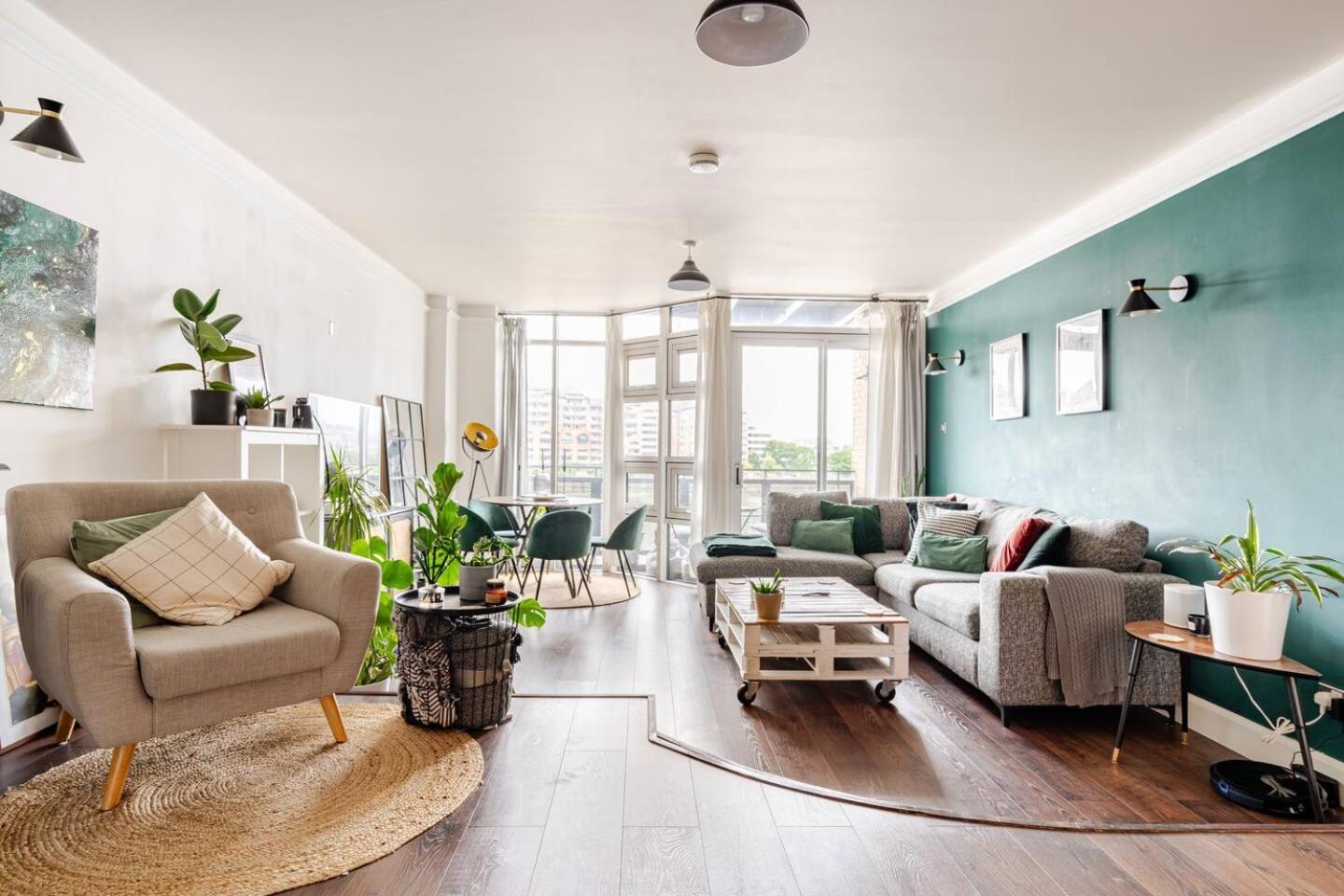 Apartment Stunning 2 Bed Riverside Flat London