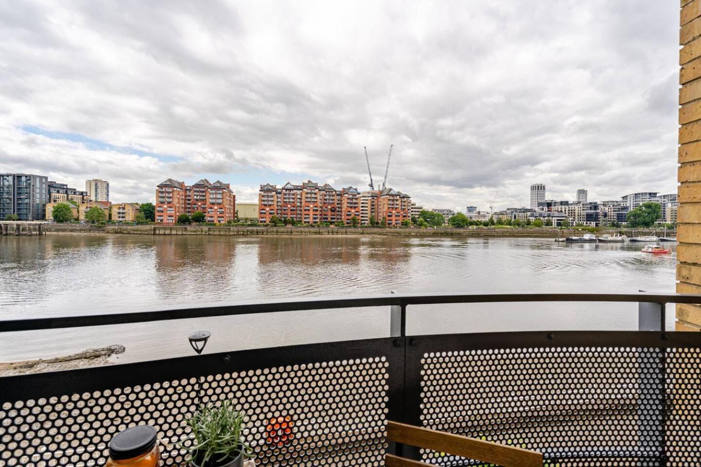 Stunning 2 Bed Riverside Flat * London