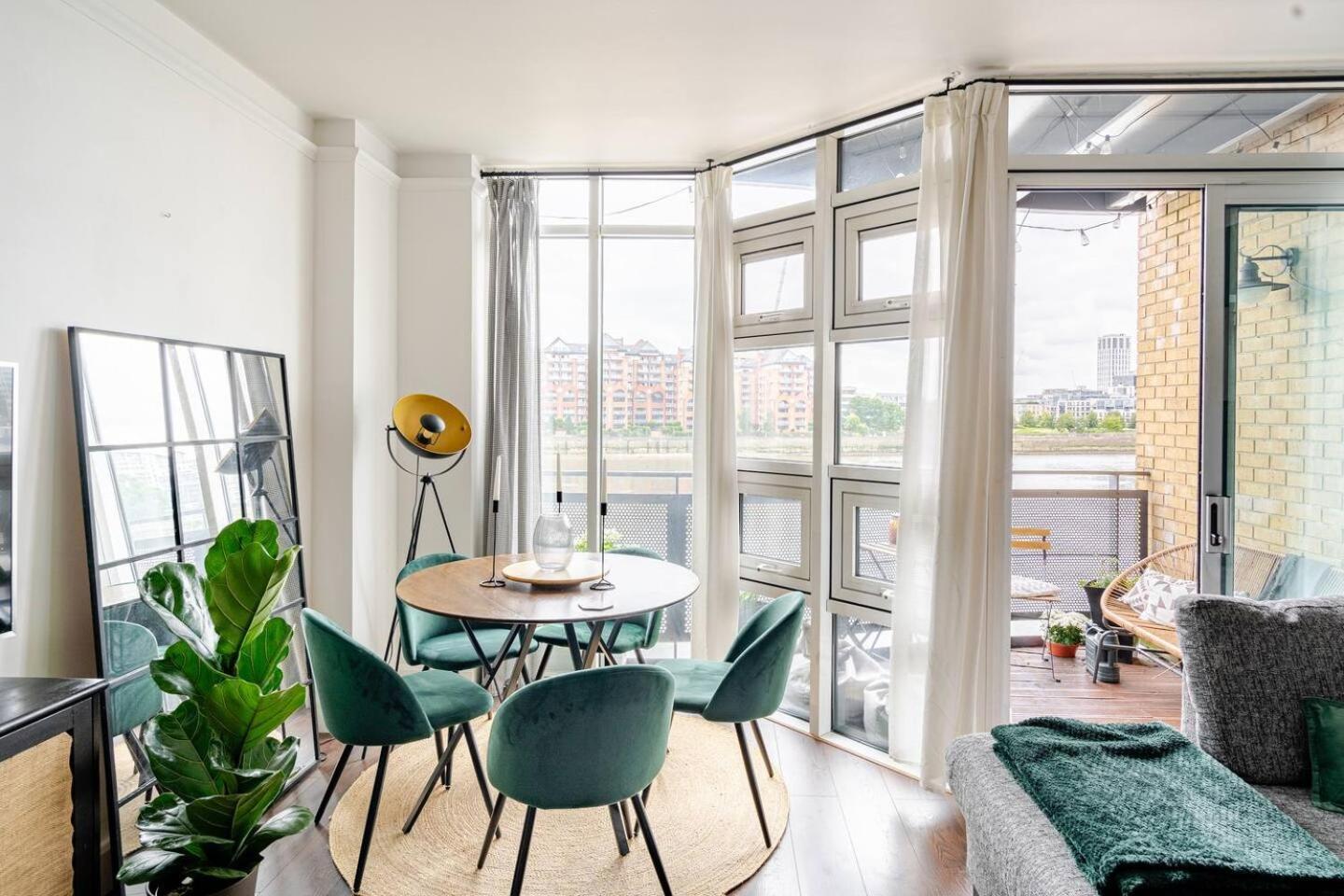 Stunning 2 Bed Riverside Flat Apartment London