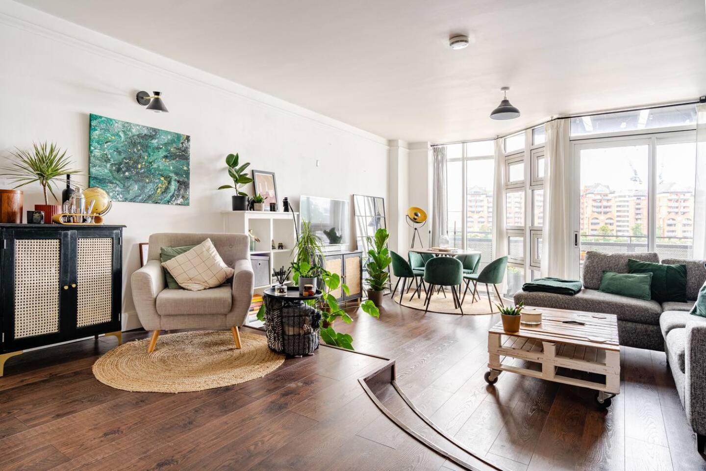 Stunning 2 Bed Riverside Flat