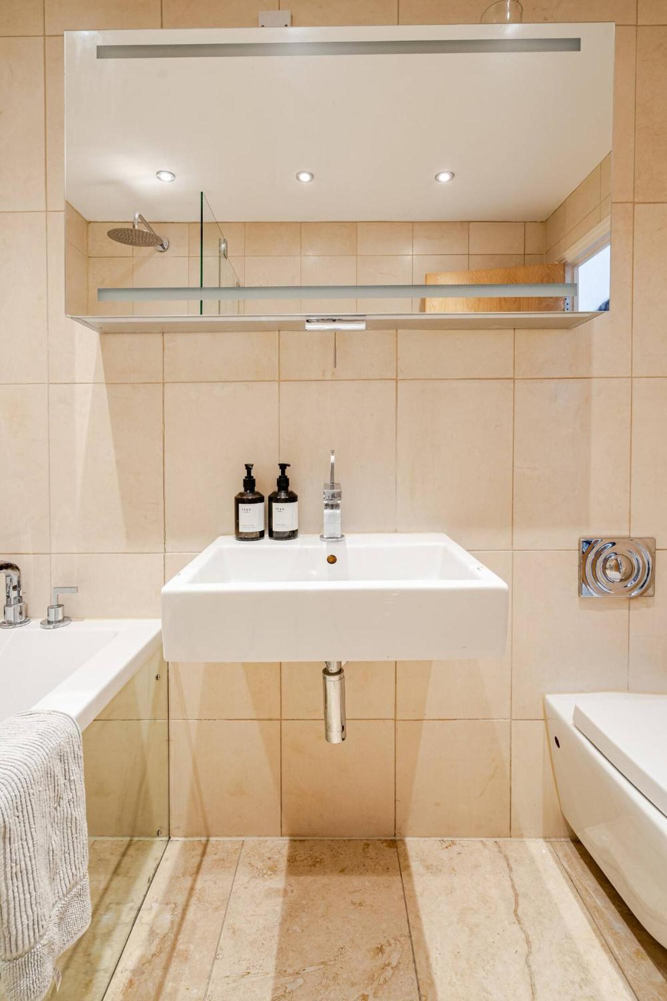 Stunning 2 Bed Riverside Flat * London