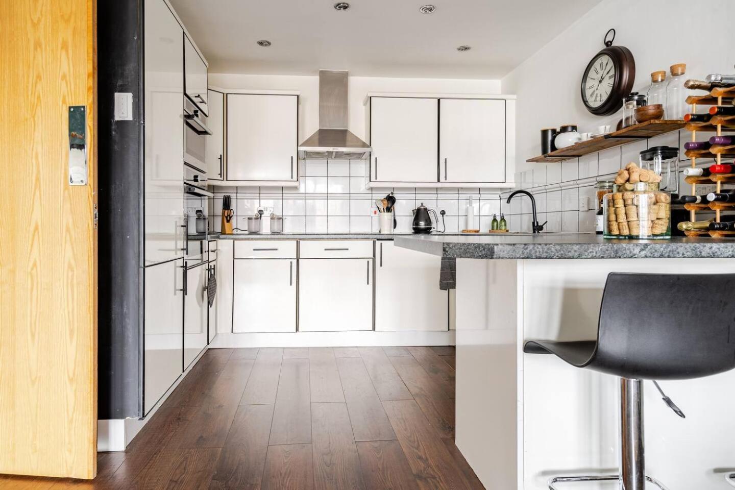 Apartment Stunning 2 Bed Riverside Flat