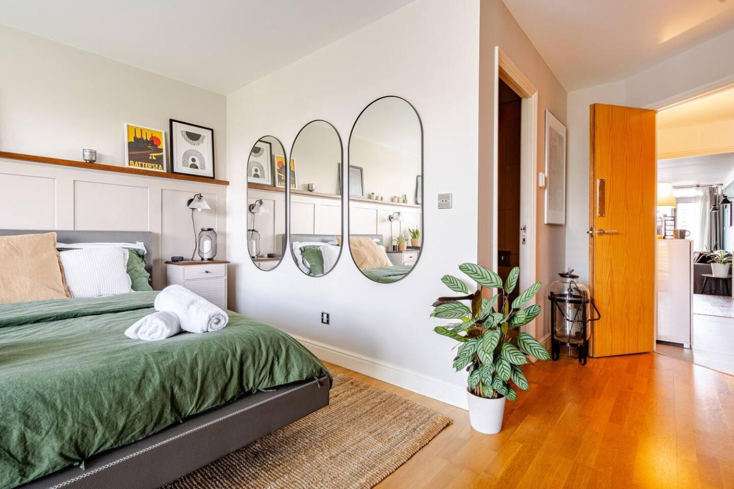 Stunning 2 Bed Riverside Flat Apartment London
