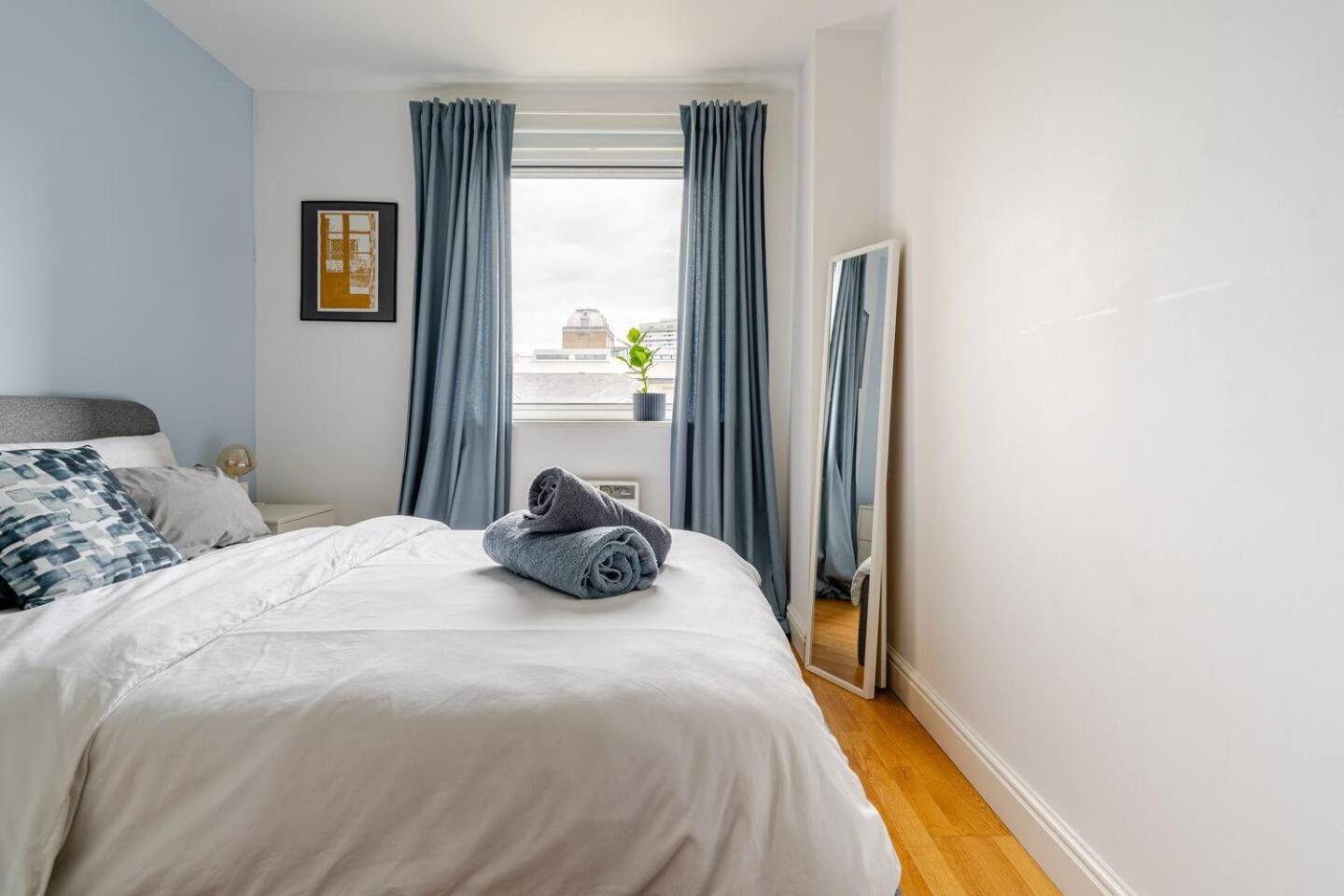 Stunning 2 Bed Riverside Flat
