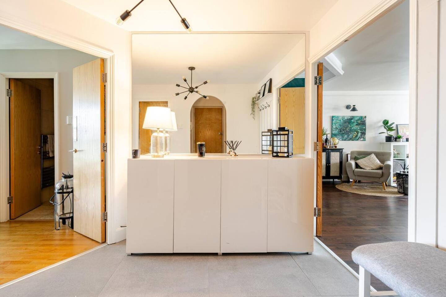 Stunning 2 Bed Riverside Flat Apartment *