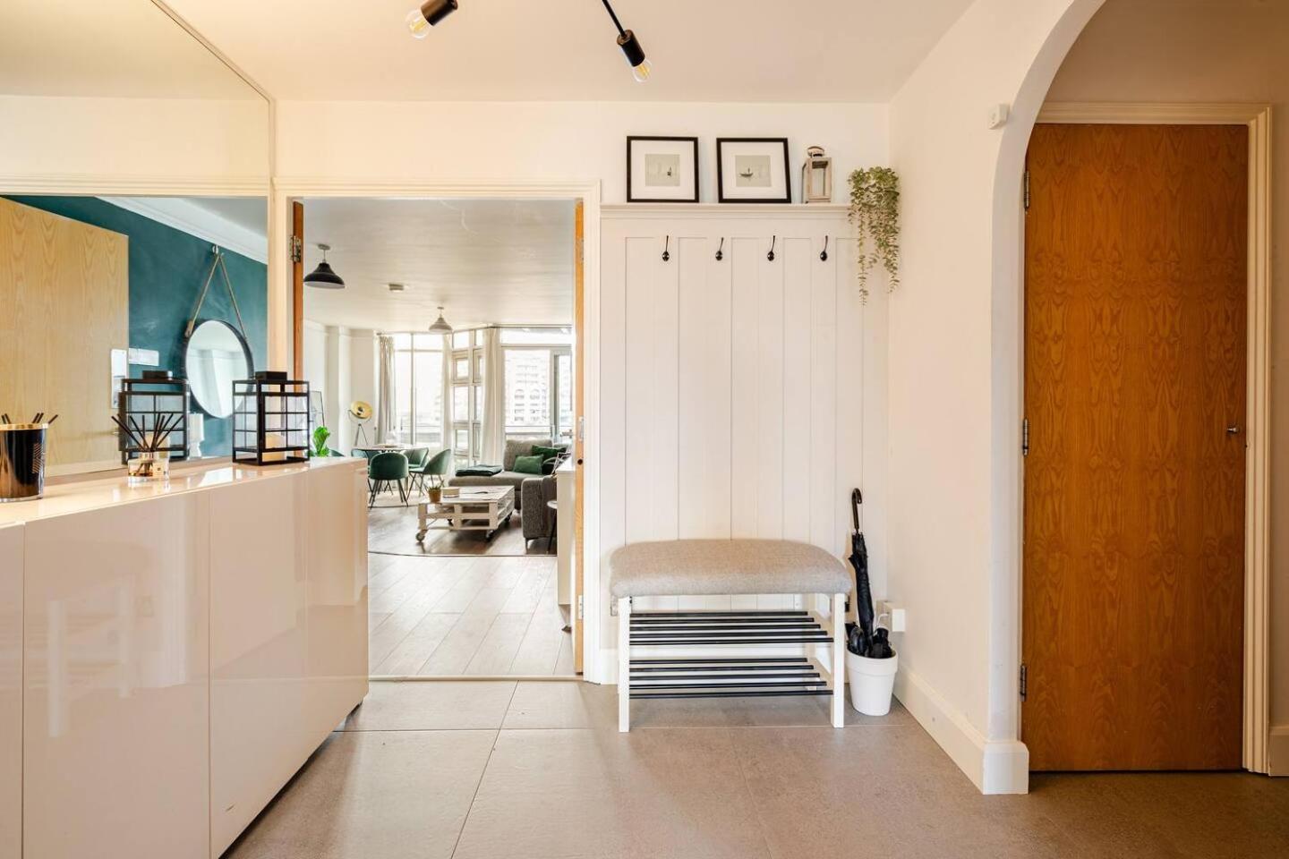 Stunning 2 Bed Riverside Flat *