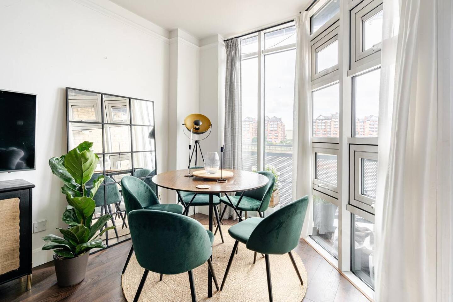 Stunning 2 Bed Riverside Flat Apartment