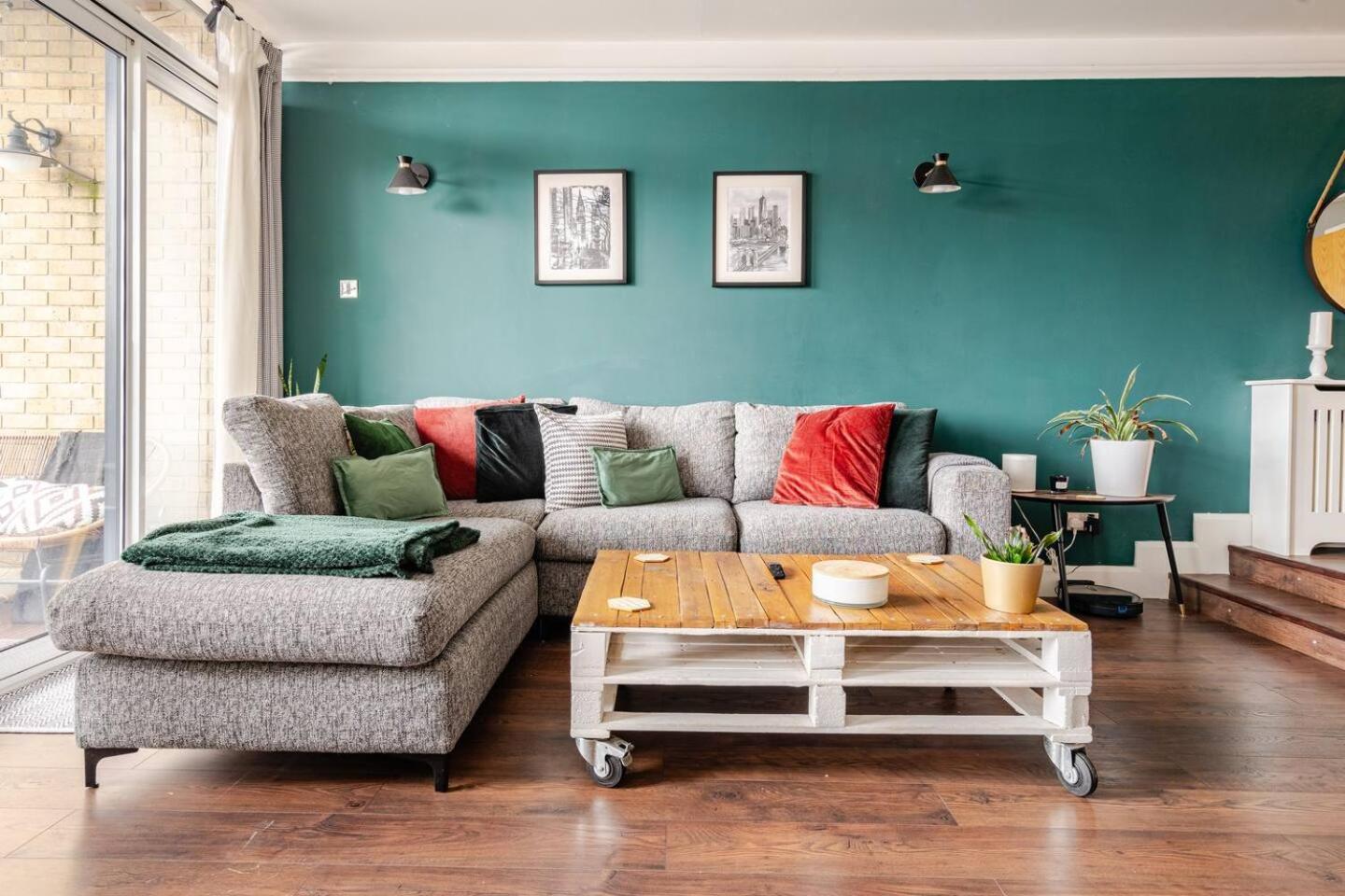 Apartment Stunning 2 Bed Riverside Flat