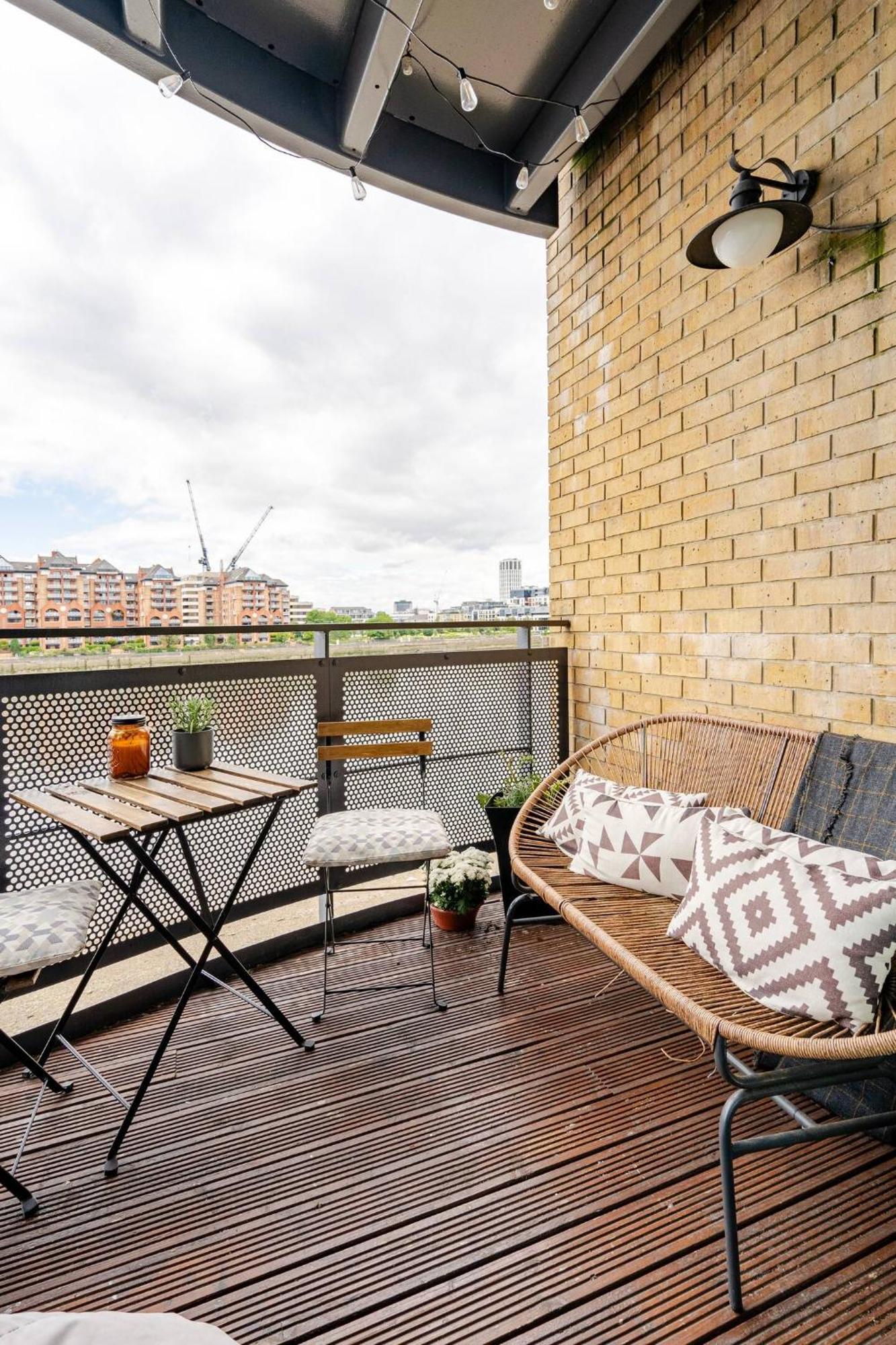 Stunning 2 Bed Riverside Flat London