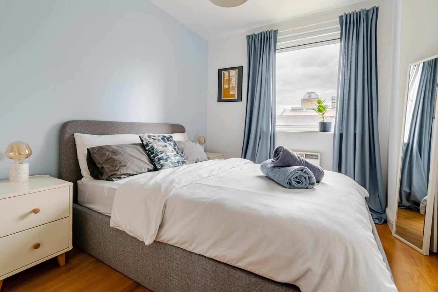 Stunning 2 Bed Riverside Flat