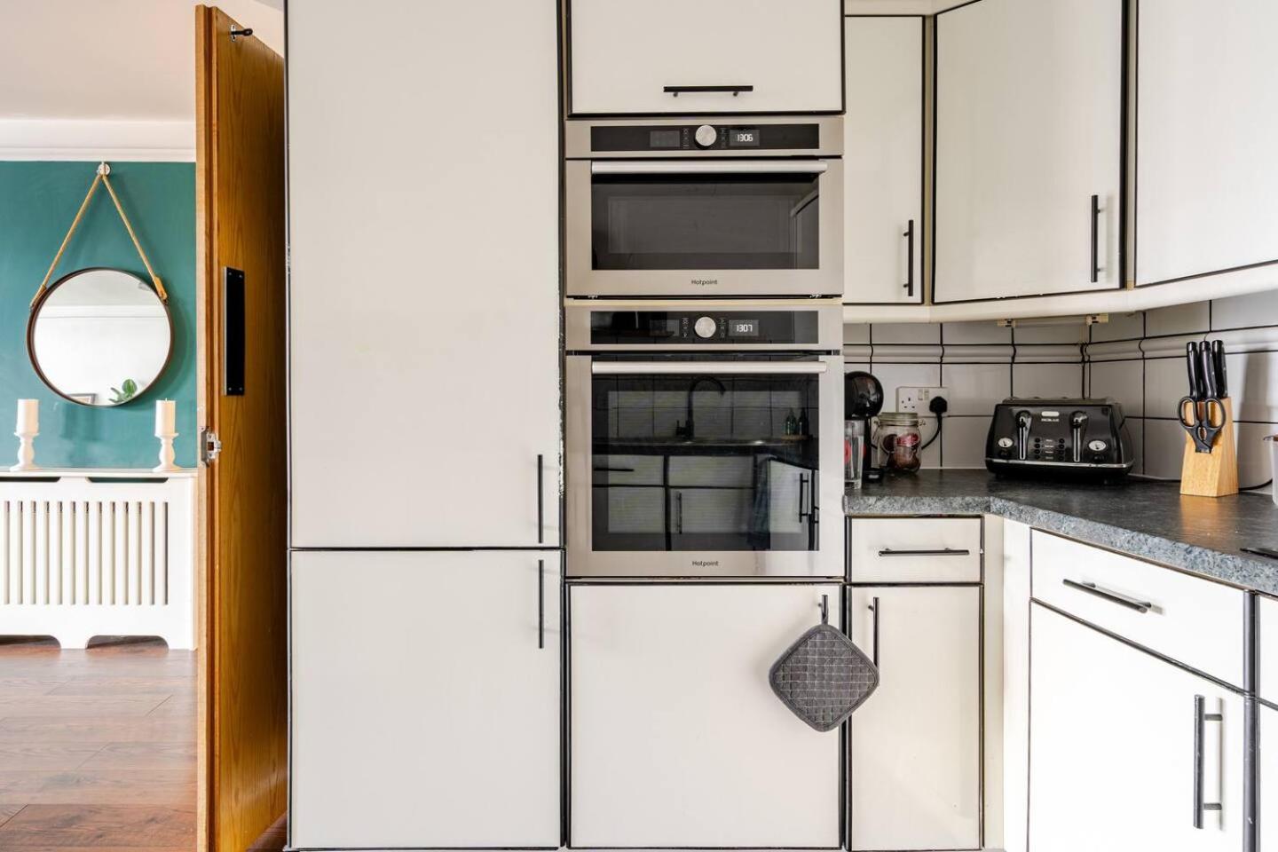 Apartment Stunning 2 Bed Riverside Flat *