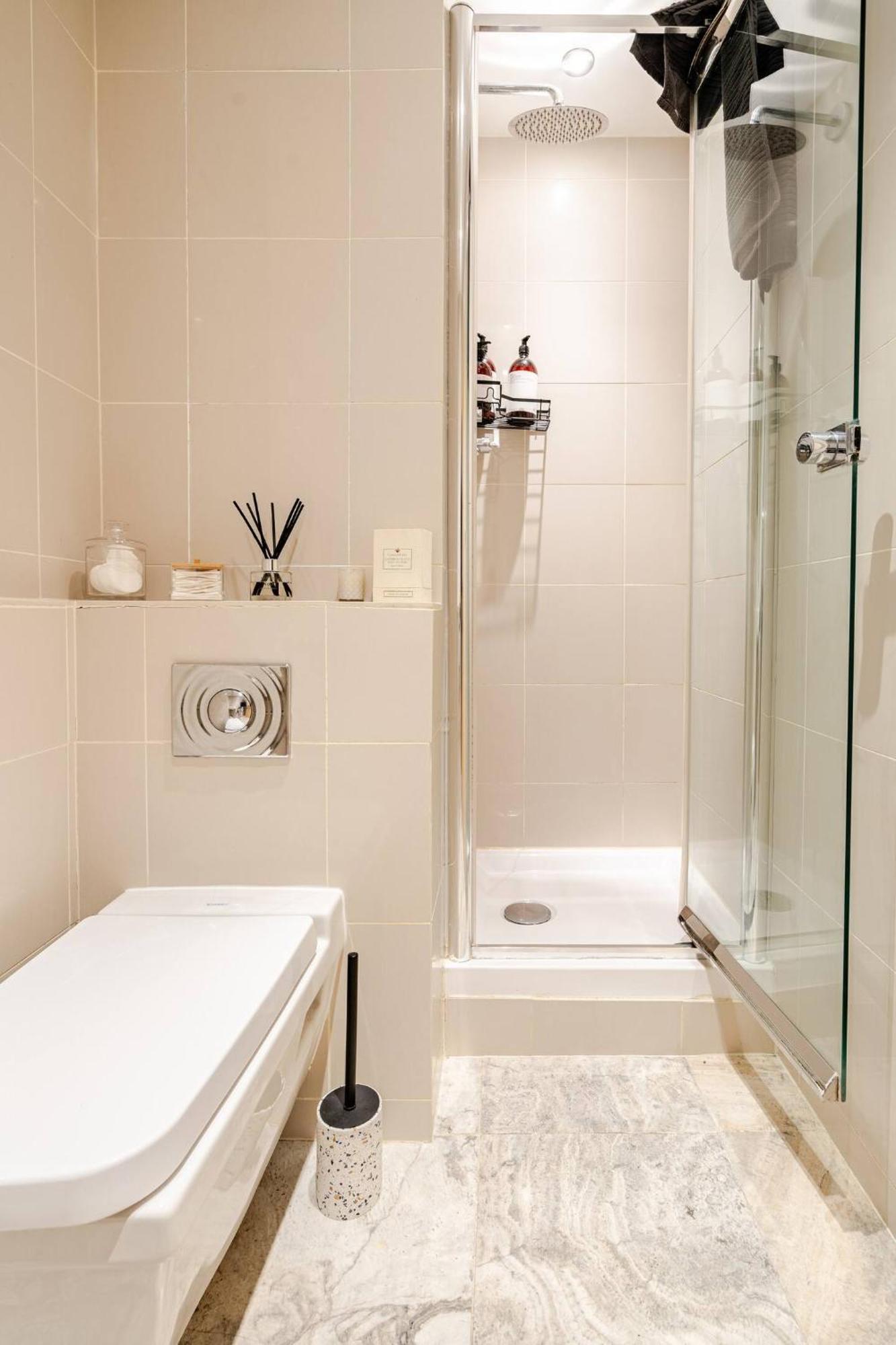 Stunning 2 Bed Riverside Flat Apartment London
