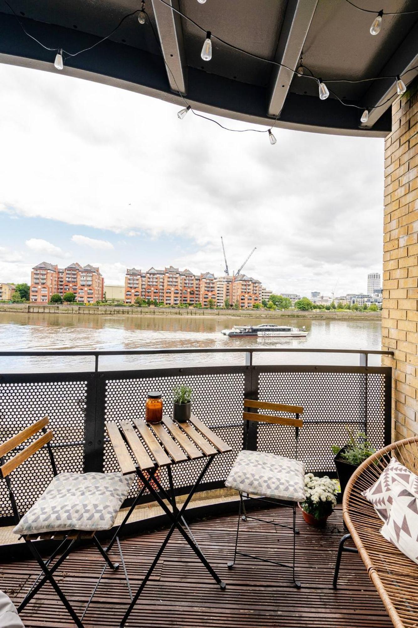 Stunning 2 Bed Riverside Flat * London