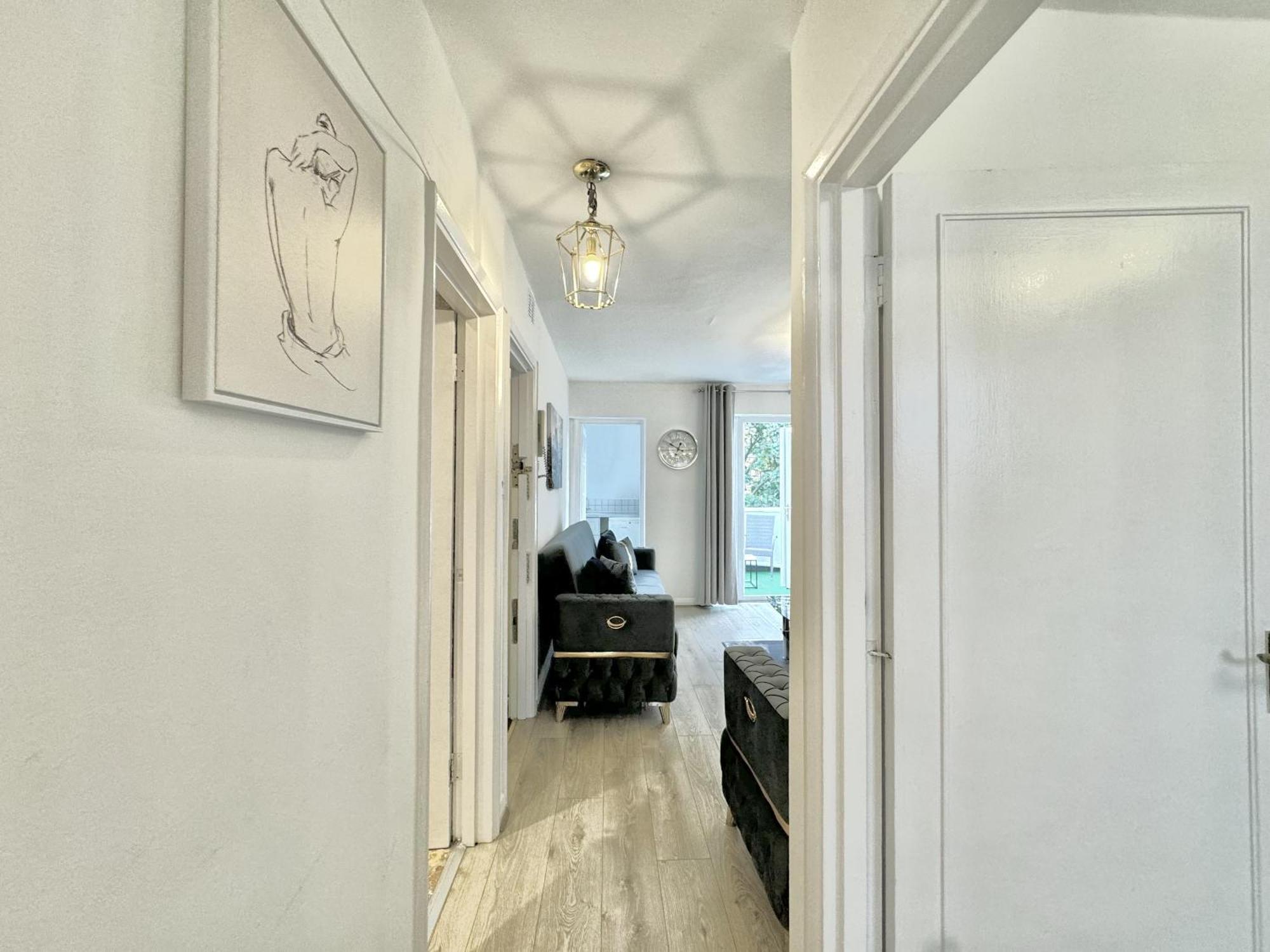 Newly Renovated Kensington 2 Bedroom With Balcony Near Harrods Sleeps 6, 2 Min Walk From Station Leilighet London