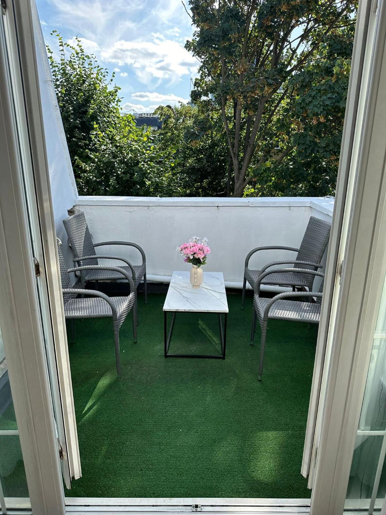 Newly Renovated Kensington 2 Bedroom With Balcony Near Harrods Sleeps 6, 2 Min Walk From Station Leilighet *