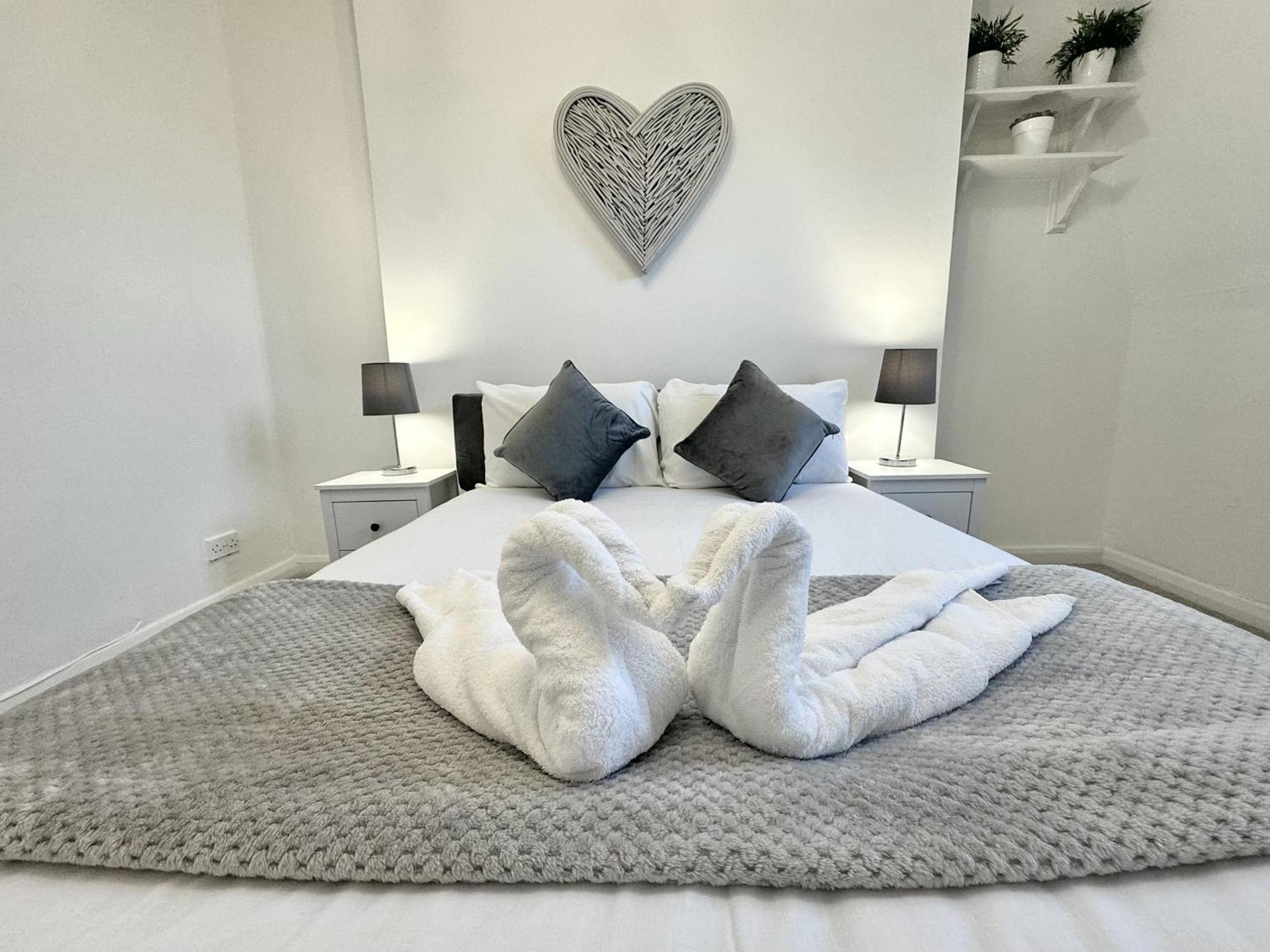 Newly Renovated Kensington 2 Bedroom With Balcony Near Harrods Sleeps 6, 2 Min Walk From Station Leilighet