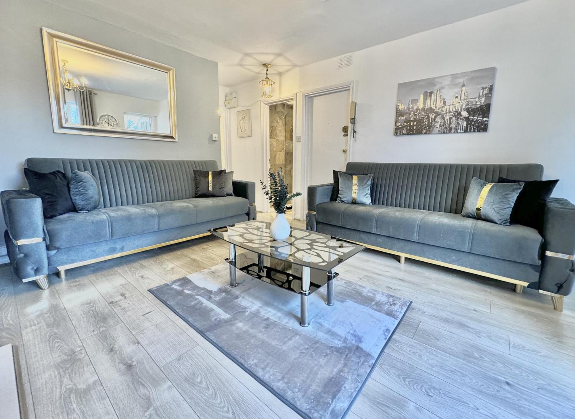 Newly Renovated Kensington 2 Bedroom With Balcony Near Harrods Sleeps 6, 2 Min Walk From Station Leilighet London