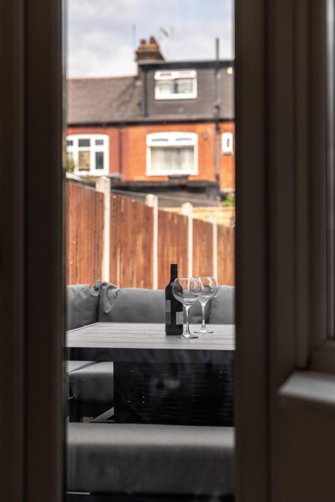 Modern With Driveway Parking For 2 Vehicles, Near Tottenham Hotspur Stadium, White Hart Lane Train Station Holiday home