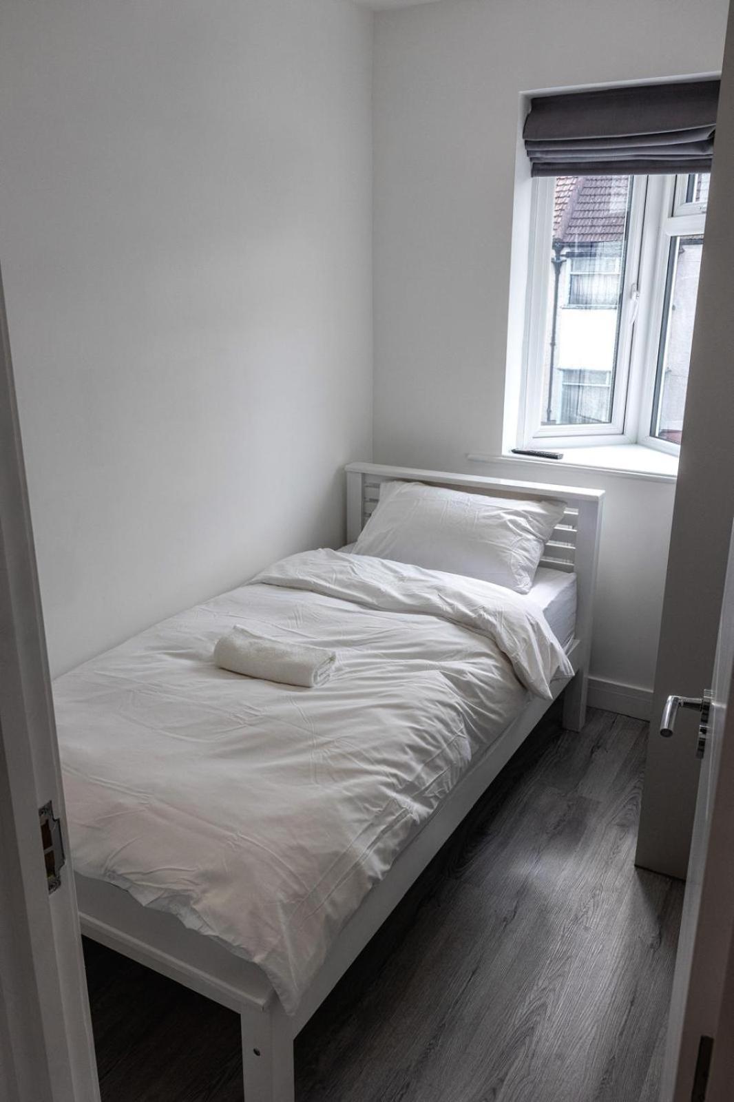 Ferienhaus Modern With Driveway Parking For 2 Vehicles, Near Tottenham Hotspur Stadium, White Hart Lane Train Station London