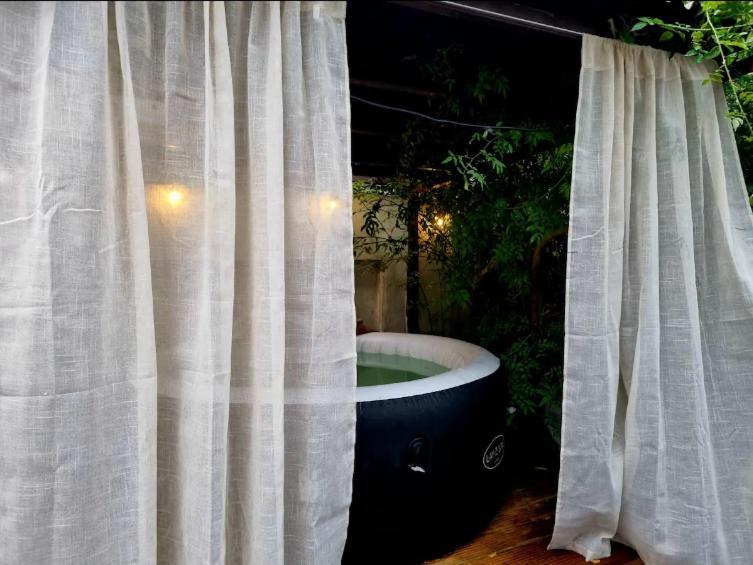 Live In Garden Hut Cinema With Hot Tub * Londen