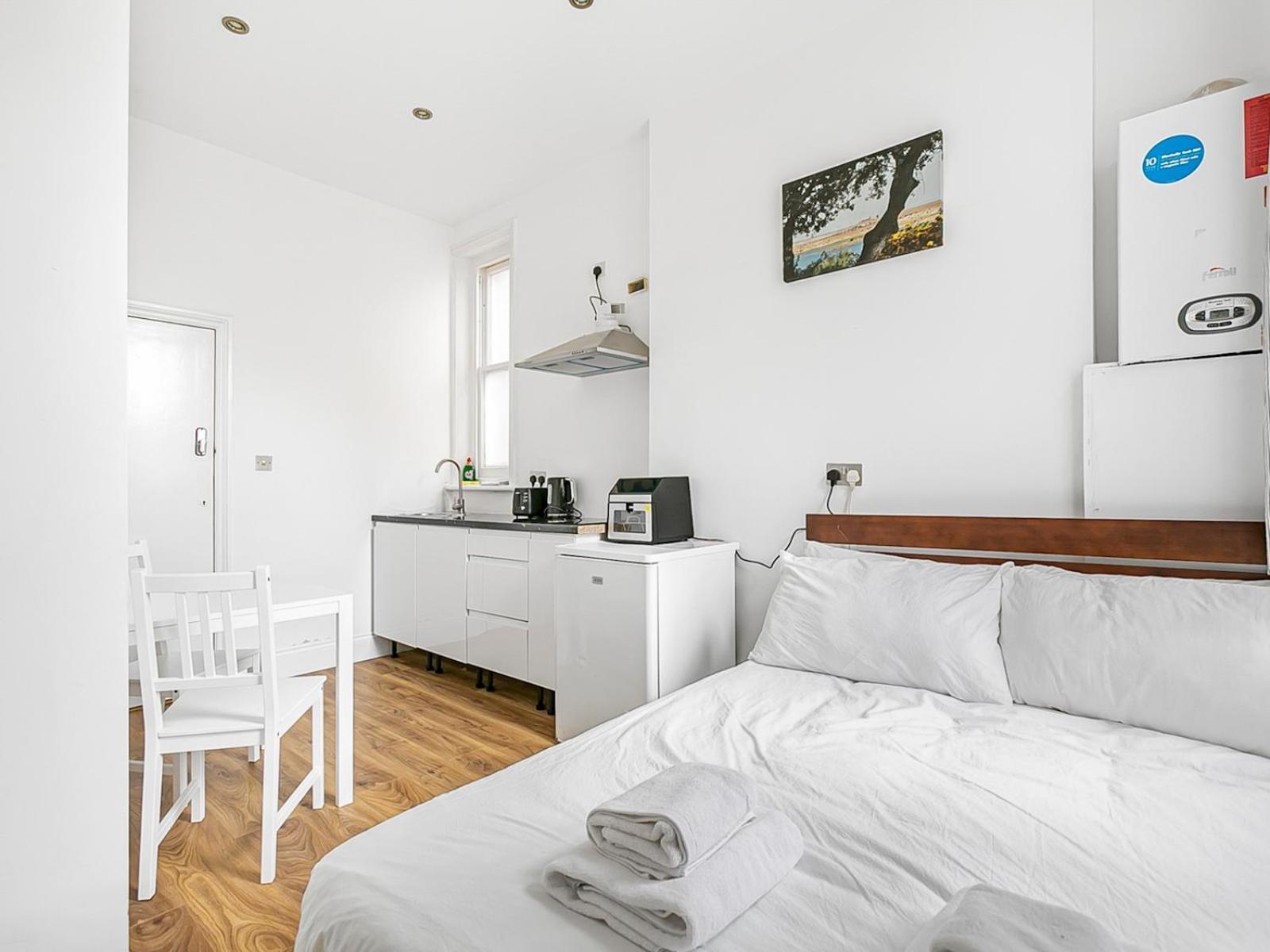 Cozy Brand New Studio In Hampsted Pass The Keys * London