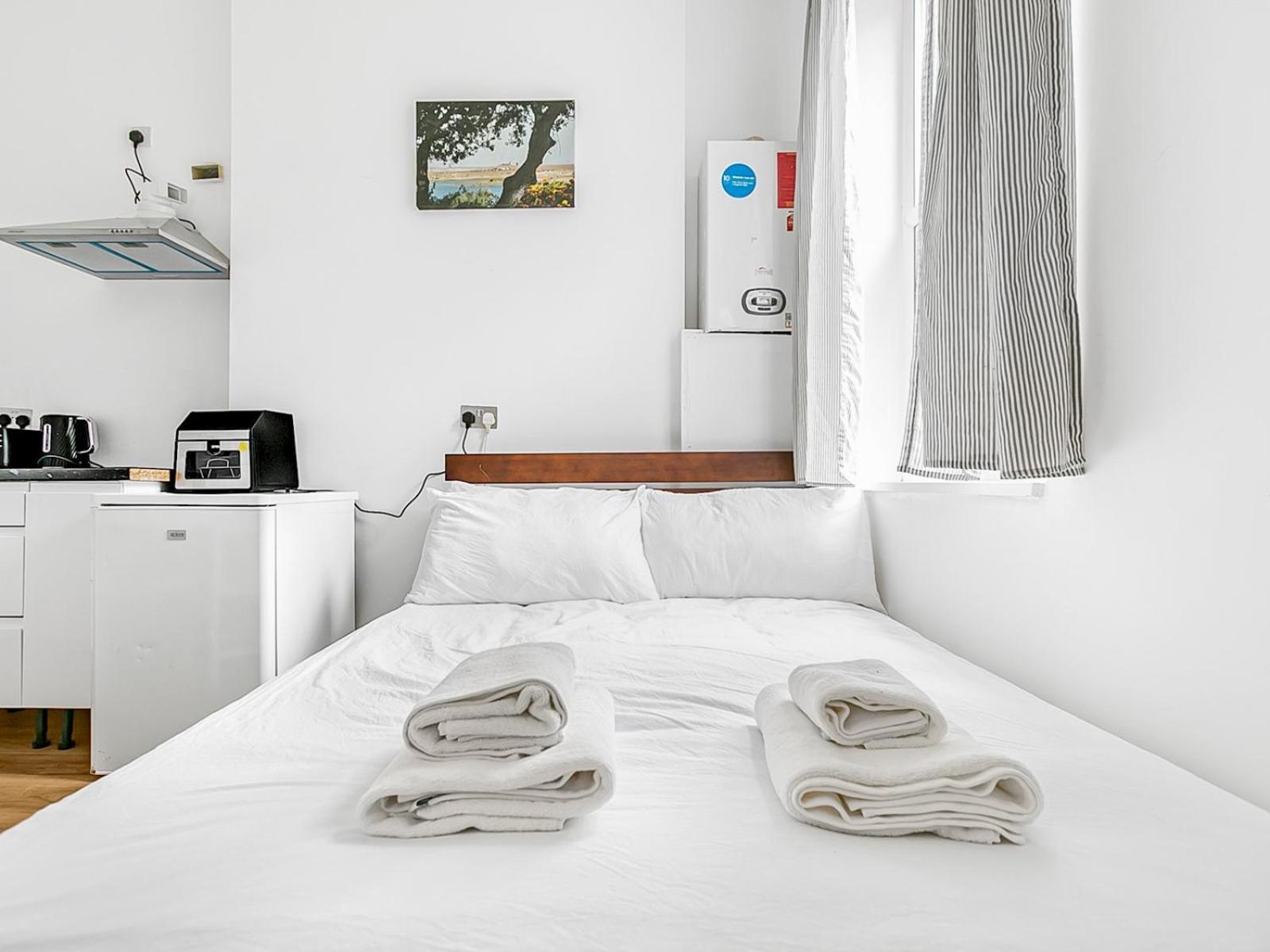 Cozy Brand New Studio In Hampsted Pass The Keys * Londen