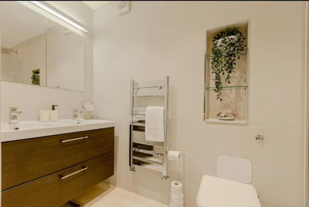 Gorgeous 4-level 3br - Check Profile Appartement