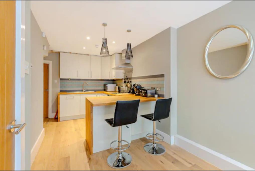 Gorgeous 4-level 3br - Check Profile Appartement Londen