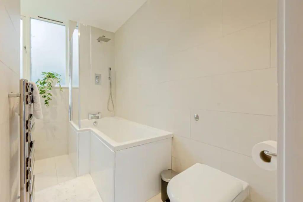 Gorgeous 4-level 3br - Check Profile Londen