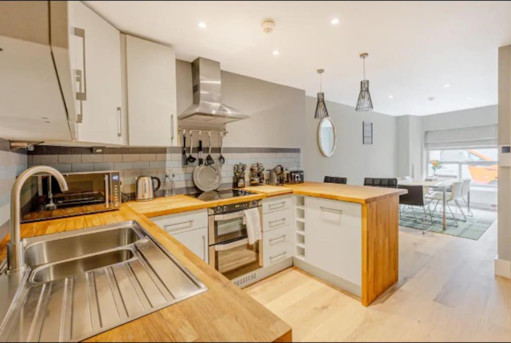 Gorgeous 4-level 3br - Check Profile Londen