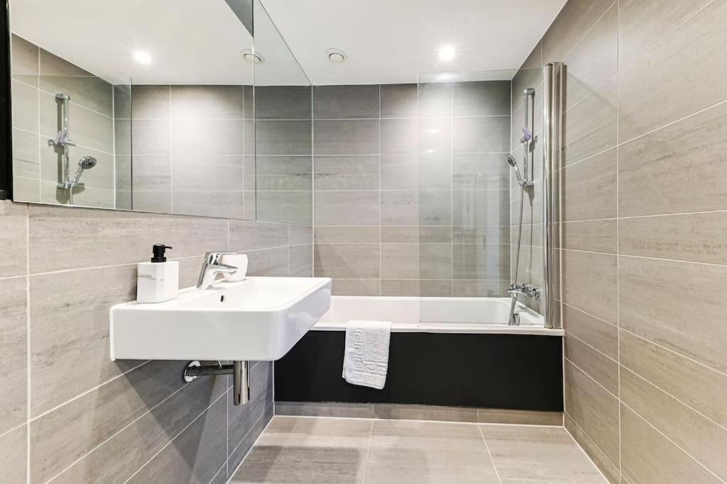 Luxury Lewisham - Zone 2 *