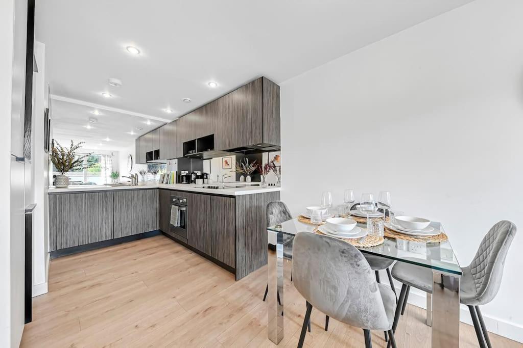 Luxury Lewisham - Zone 2 Apartment *