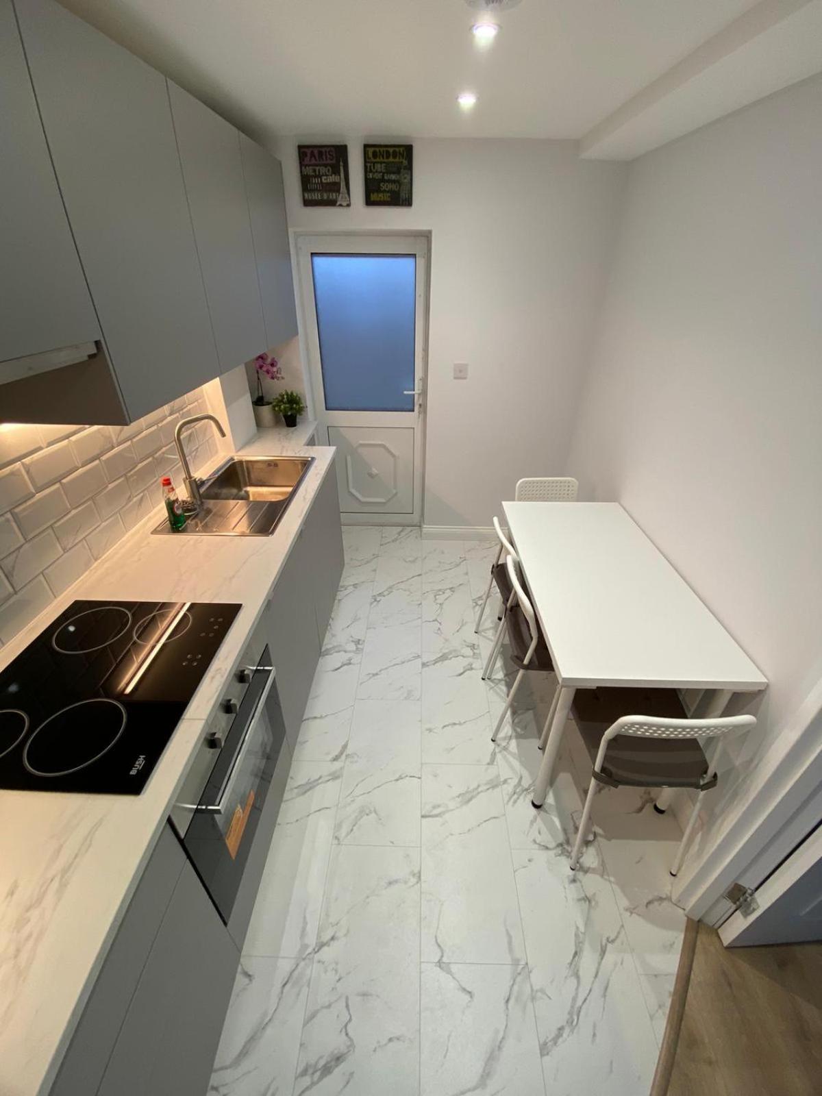Vakantiehuis Beautiful Newly Renovated House Sleeps 6 People, Only 12 Minutes By Tube To Oxford Circus Londen