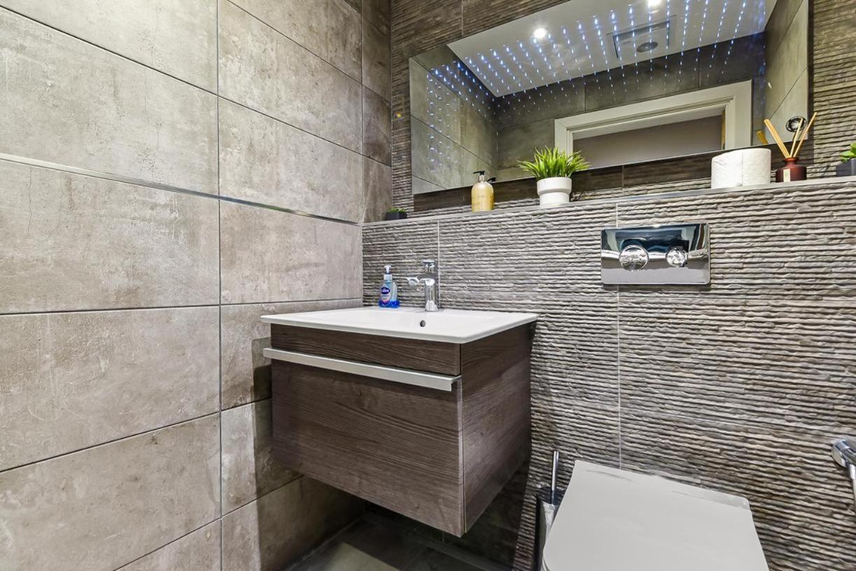 Luxury 2 Bed Close To