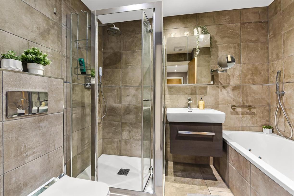 Apartment Luxury 2 Bed Close To *