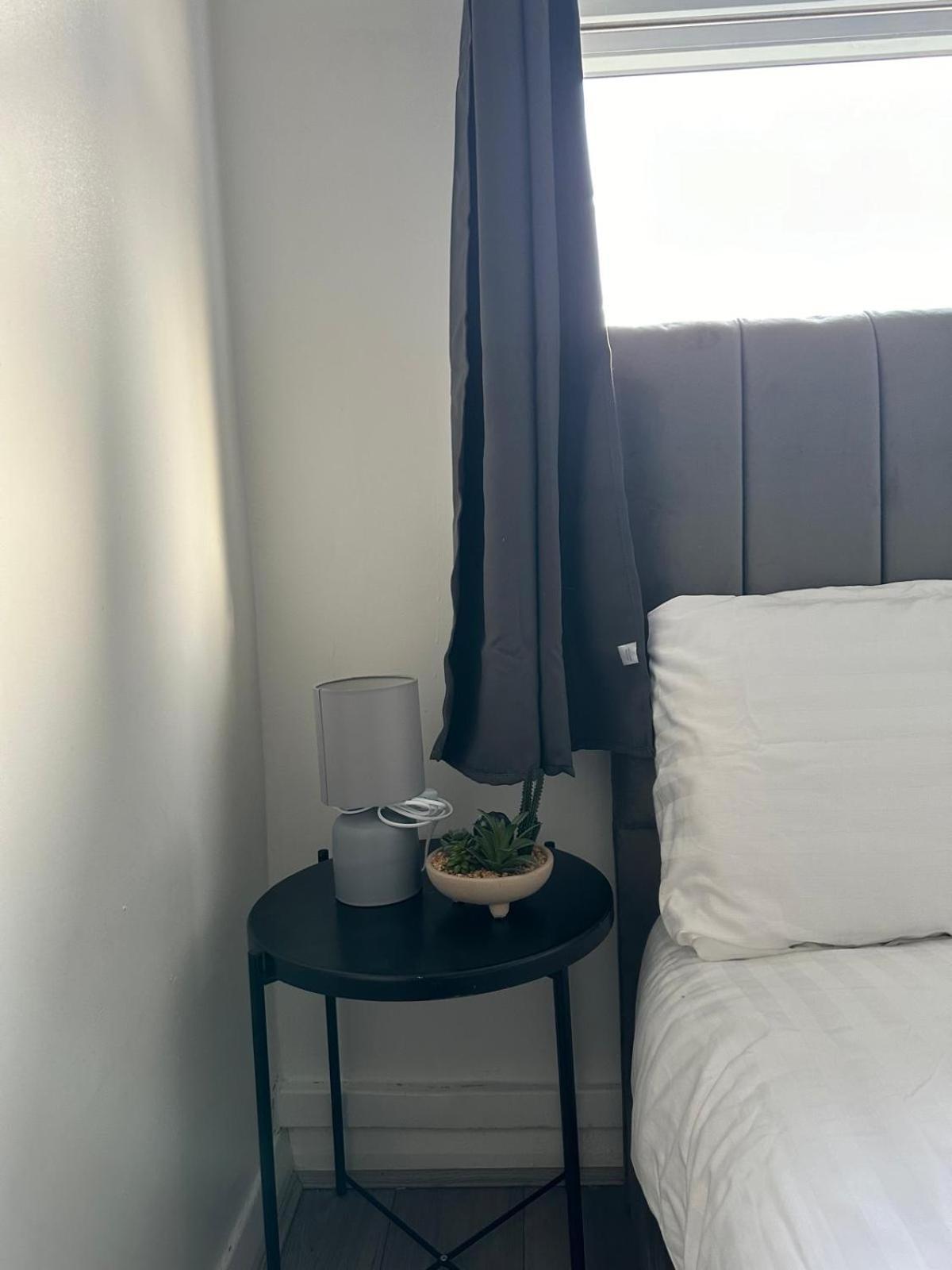 Modern In A 4 Bedroom Flat In London, Shared Bathroom! * Londen