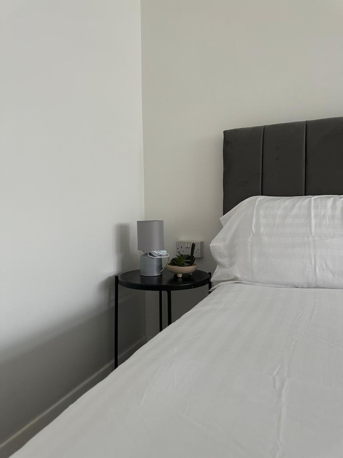 Modern In A 4 Bedroom Flat In London, Shared Bathroom! * Londen