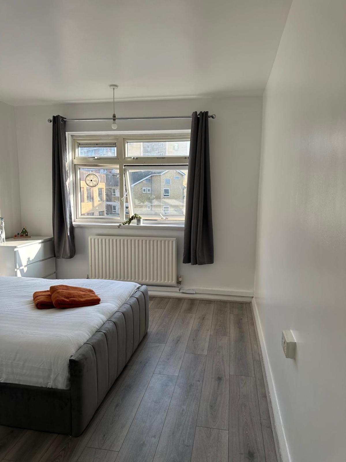Modern In A 4 Bedroom Flat In London, Shared Bathroom! Londen