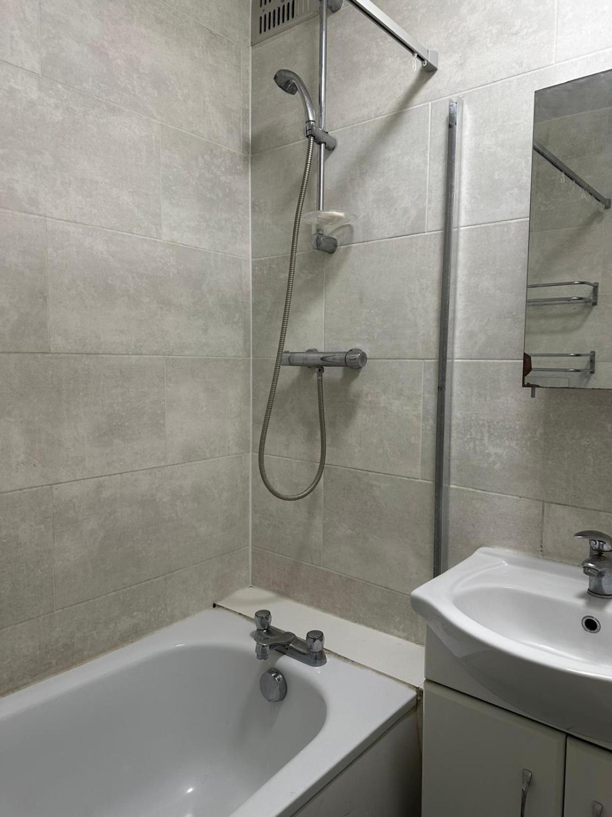 Modern In A 4 Bedroom Flat In London, Shared Bathroom! * Londen