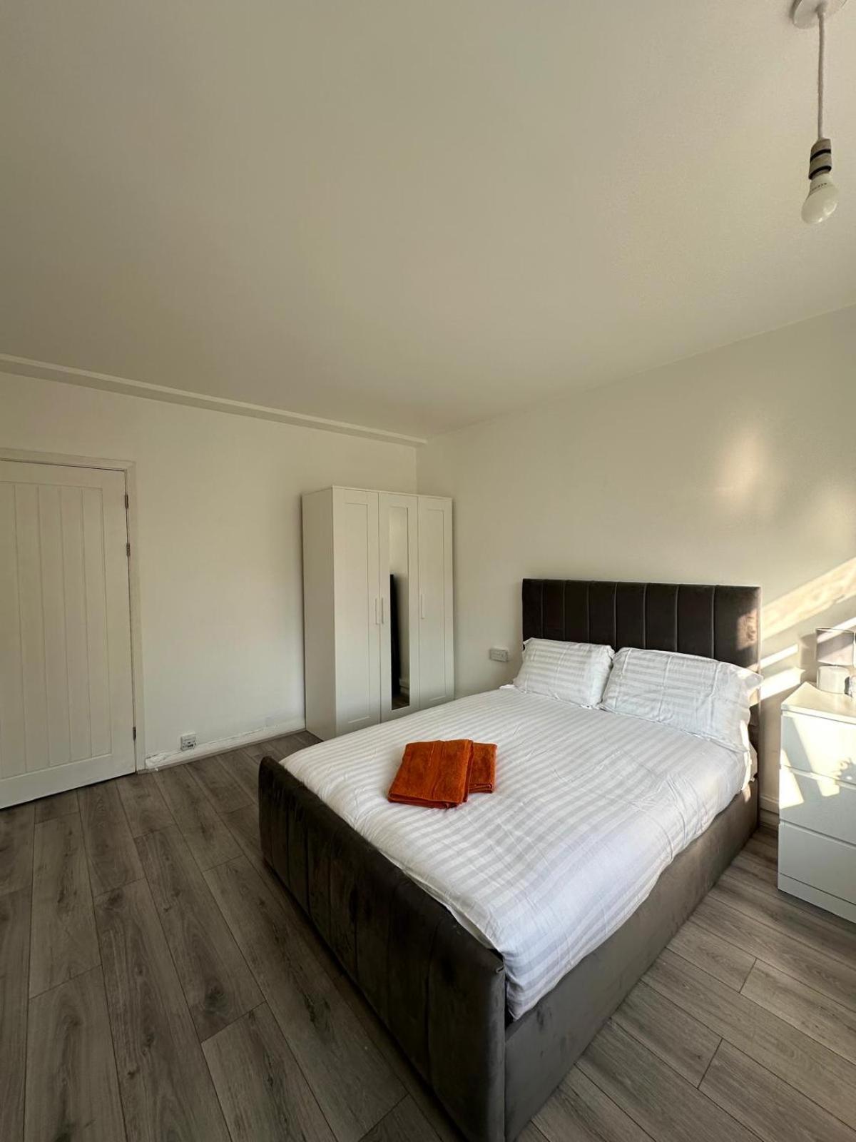 Modern In A 4 Bedroom Flat In London, Shared Bathroom! Londen