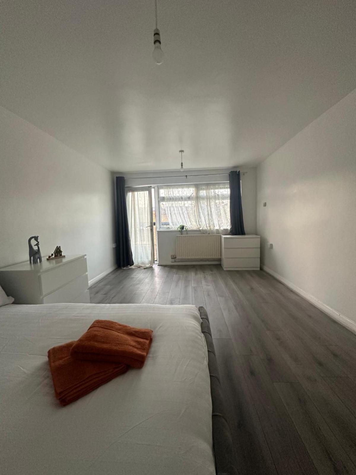 Modern In A 4 Bedroom Flat In London, Shared Bathroom! * Londen
