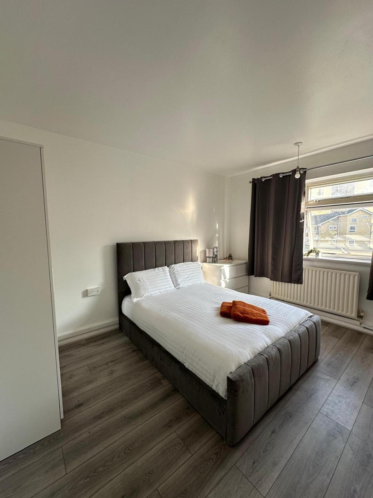 Modern In A 4 Bedroom Flat In London, Shared Bathroom! Londen