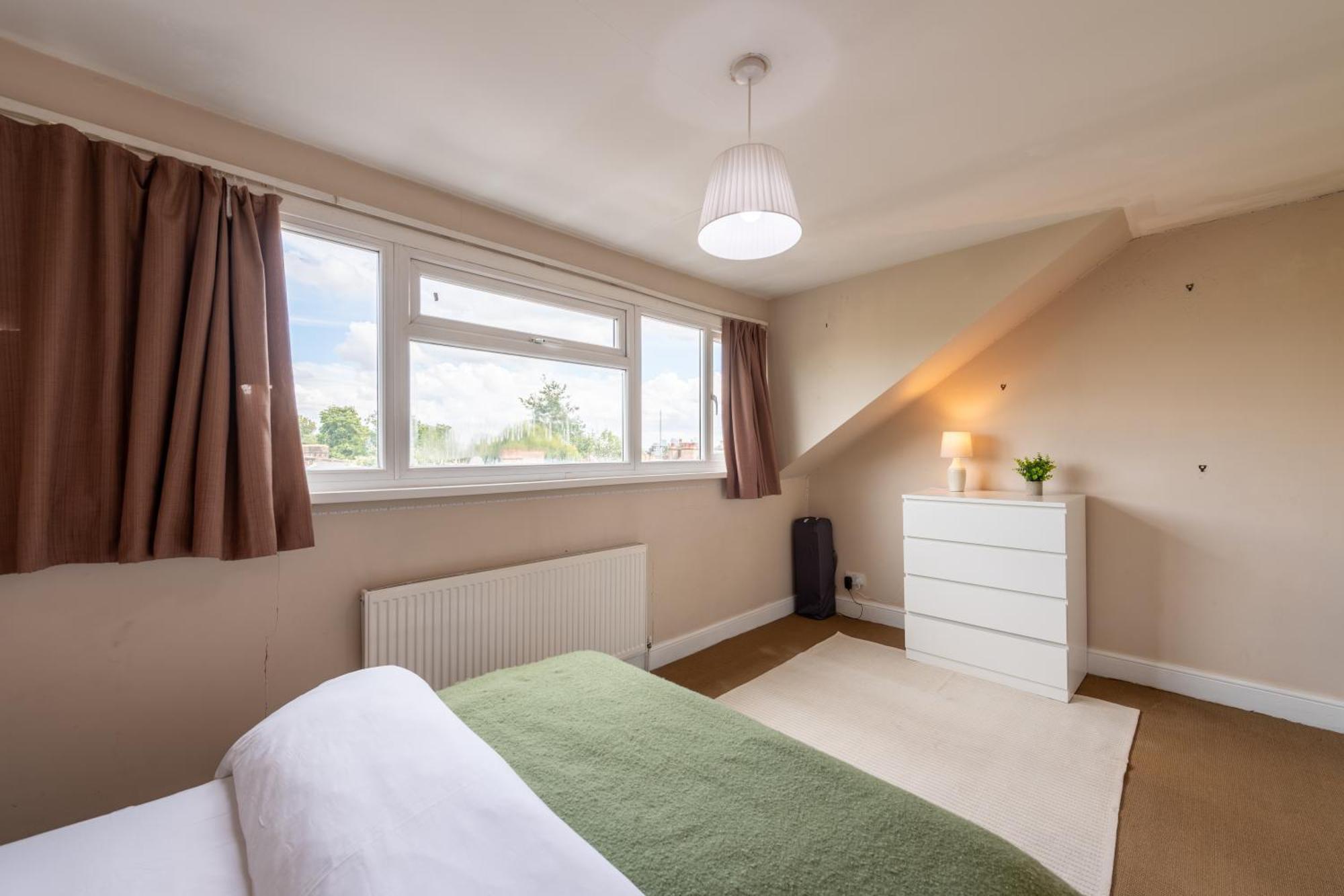 Modernised 1 And 2 Bedrooms Option Terrace And Balcony High Street Appartement