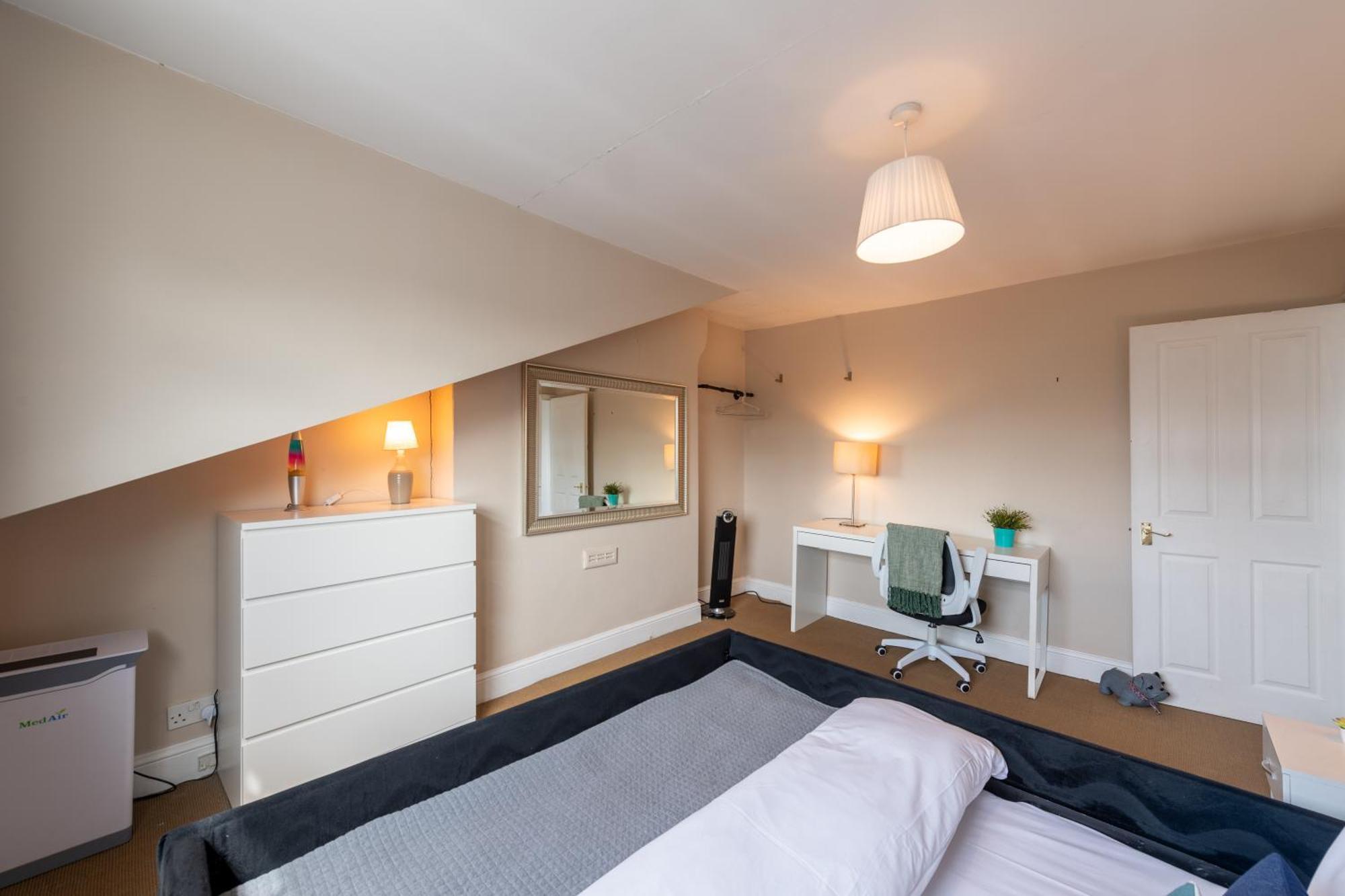 Modernised 1 And 2 Bedrooms Option Terrace And Balcony High Street Appartement