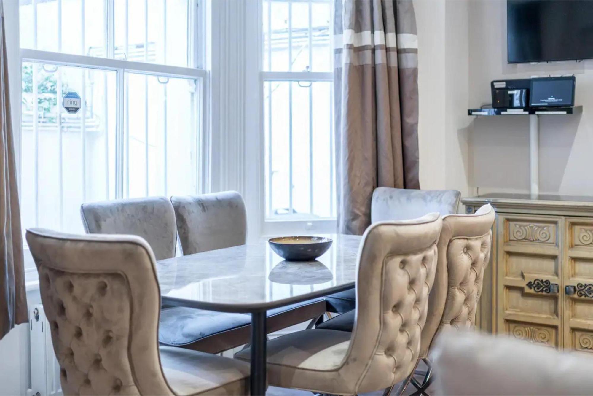 Gorgeous & Modern 2 Bedroom Sleeps Six In Earl's Court *