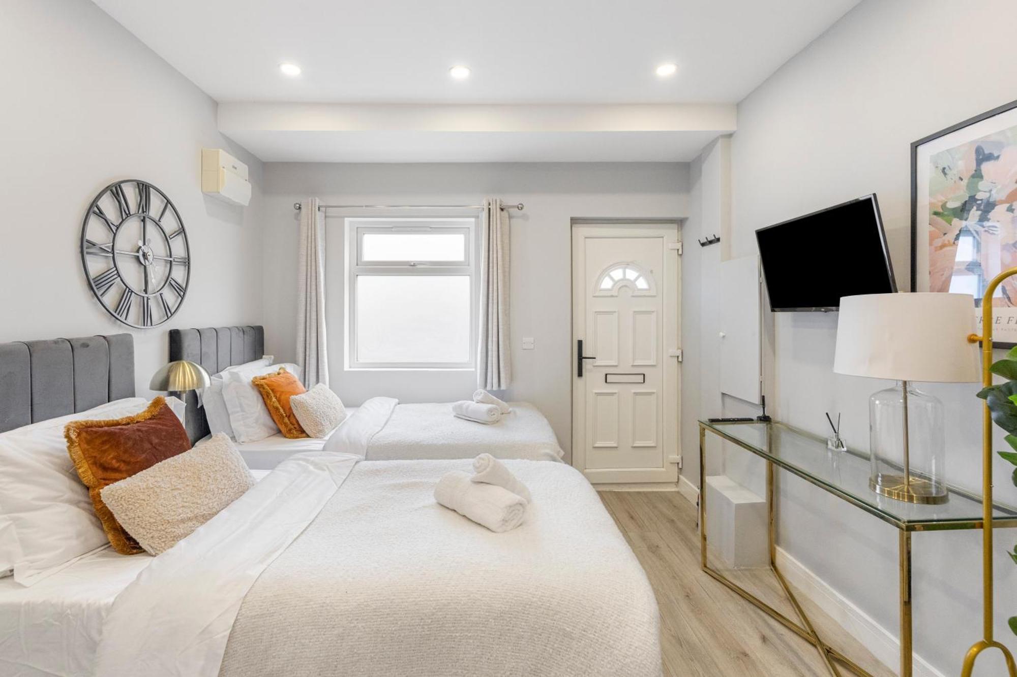 Trendy Twin Studio Modern Comfort For 2! Leilighet