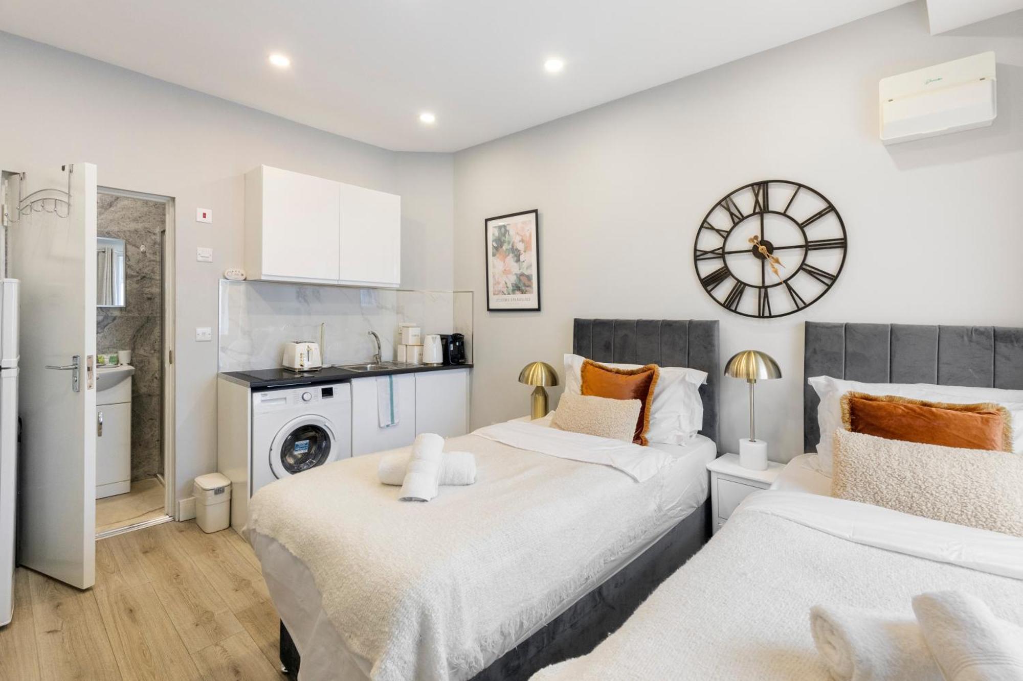 Trendy Twin Studio Modern Comfort For 2! Leilighet London