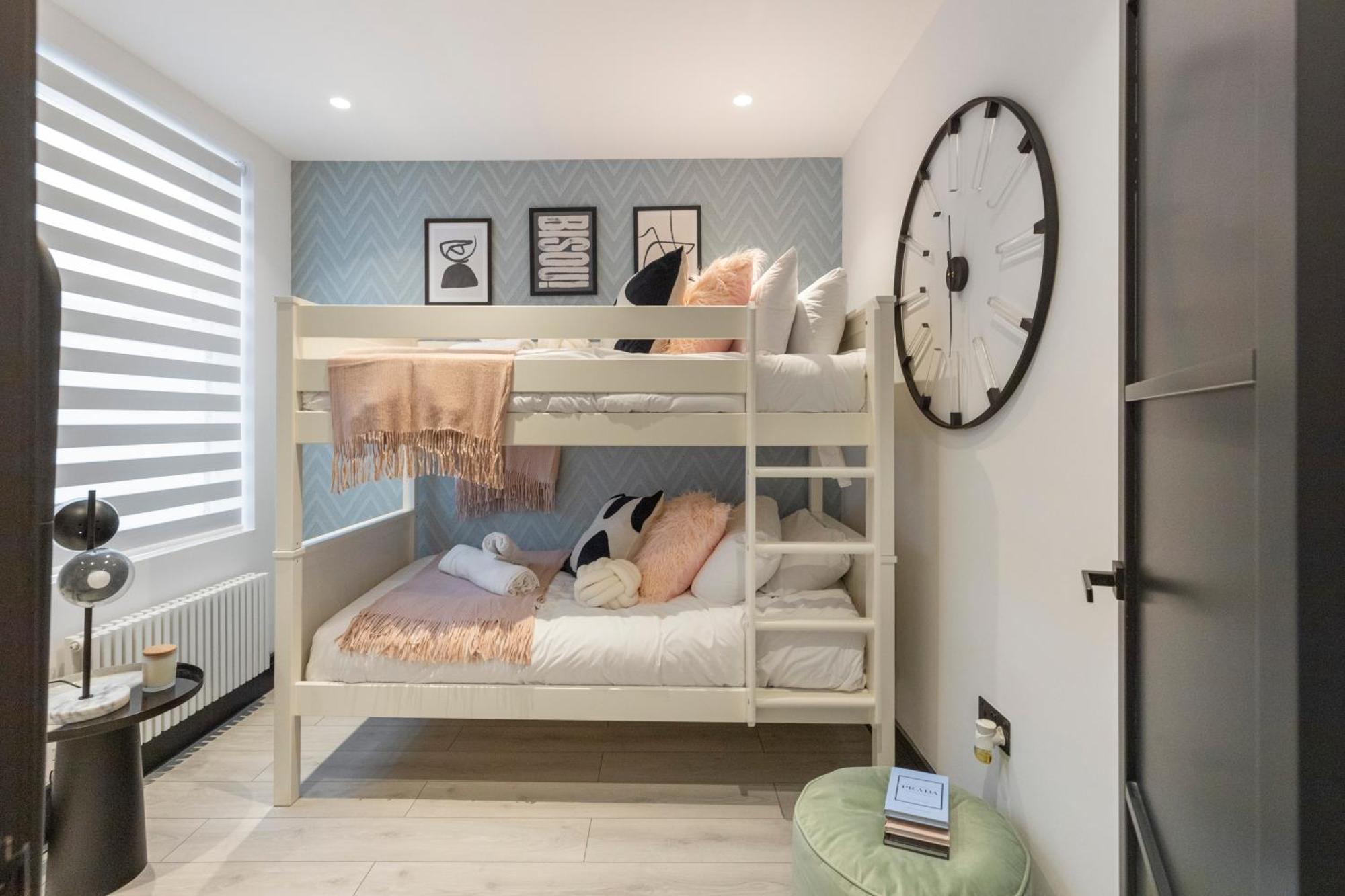 Unwind In Style 2br With Cozy Backyard For Groups Leilighet