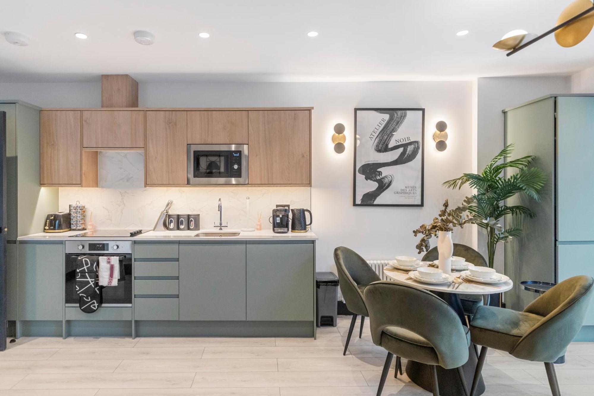 Unwind In Style 2br With Cozy Backyard For Groups Leilighet *
